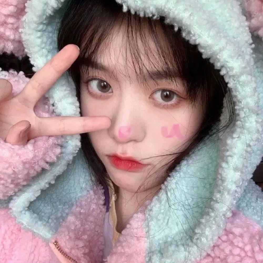 玻璃橱窗中的姑娘